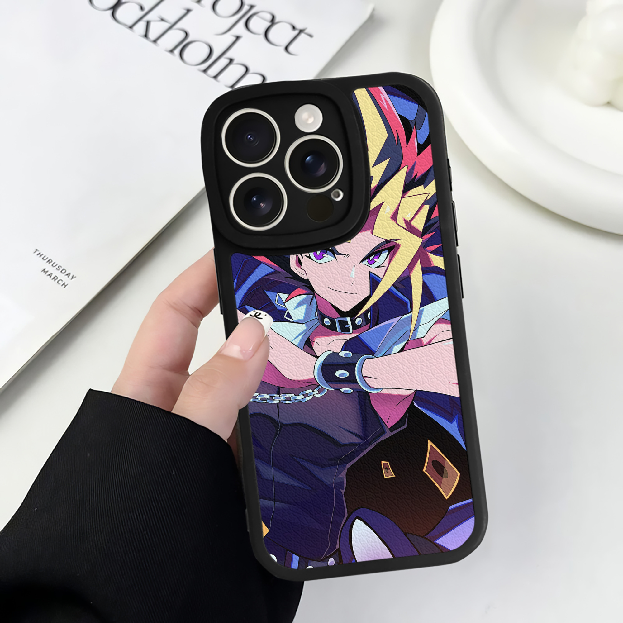 （画像用） 遊☆戯☆王 Yu-Gi-Oh! 【iPhone 16シリーズ対応】シリコンスマホケース（レザー調） 材質：シリコン